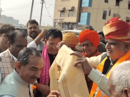 शनिवार को भाजपा प्रदेश अध्यक्ष मदन राठौड़ का झुंझुनूं जाते समय सीकर के गोकुलपुरा तिराहे पर होटल गोल्डन ट्री पर यूडीएच मंत्री झाबर सिंह खर्रा समेत भाजपा कार्यकर्ताओं ने स्वागत किया।