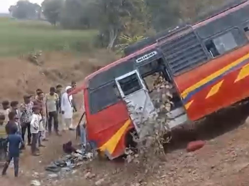 खंडवा में यात्रियों से भरी बस पलटी, 16 घायल