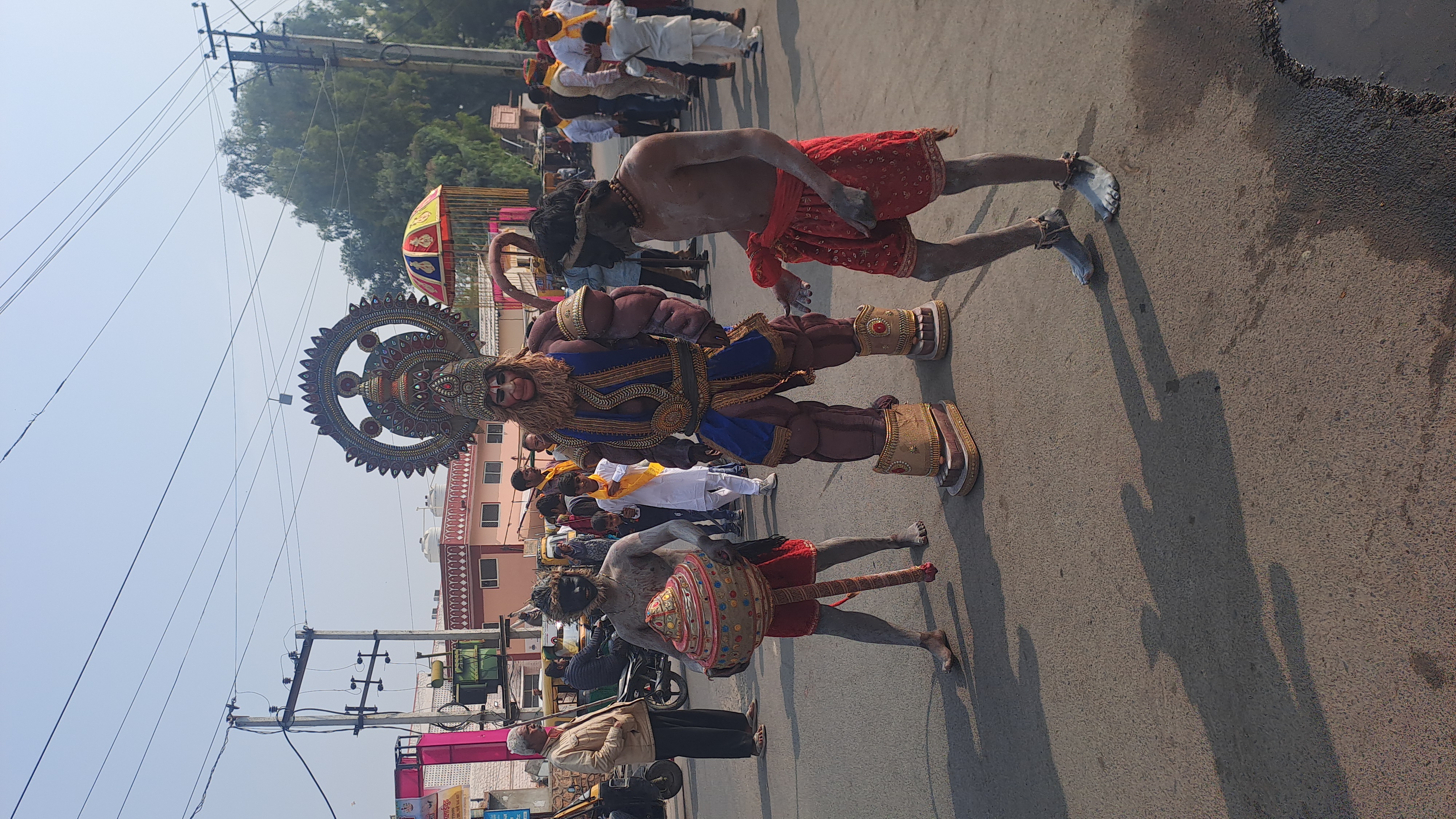 इस दौरान झांकियां भी निकाली गई। हनुमान जी बने एक कलाकार को देखने के लिए यहां भीड़ जुट गई।