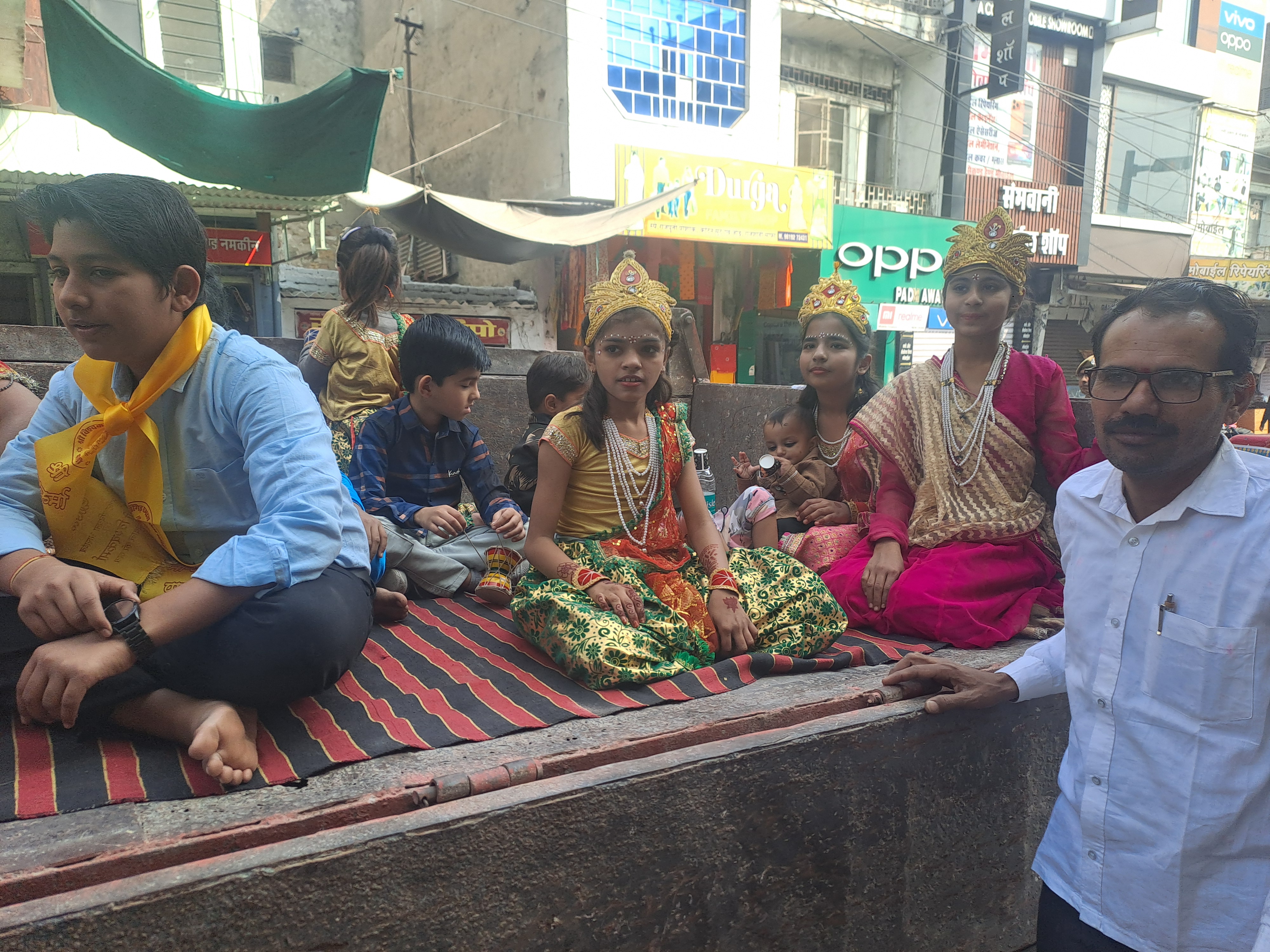 बच्चे भी इस शोभायात्रा में शामिल रहे, बच्चों ने अलग-अलग वेशभूषा पहन कर देवी-देवताओं का रूप धरा।