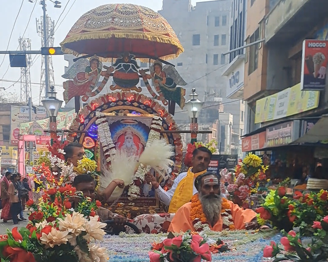 बीच में भगवान विश्वकर्मा की झांकी सजाई गई।