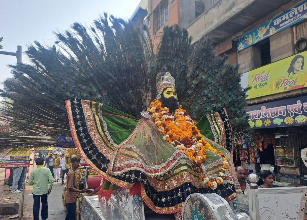 शोभायात्रा में भगवान विश्वकर्मा समेत अन्य देवताओं की झांकियां भी मौजूद रही।