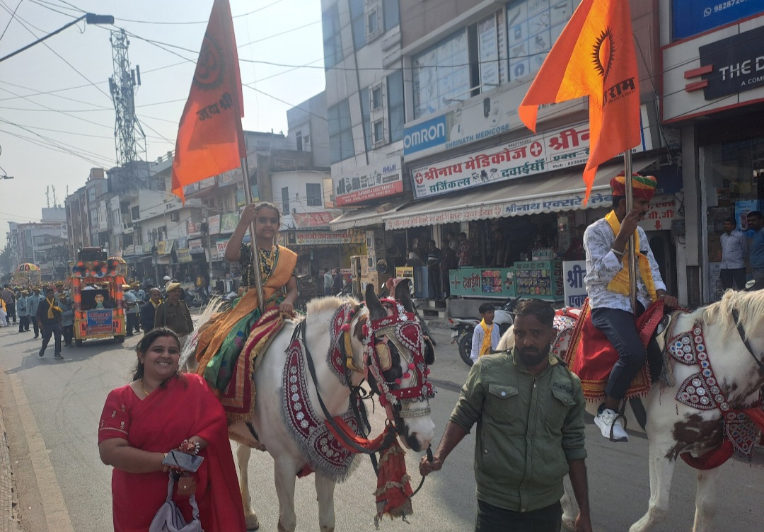 शोभायात्रा में महिलाओं और बच्चियों ने भी भाग लिया। इस दौरान एक बालिका घोड़े पर चढ़कर हाथ में ध्वजा लिए नजर आई।