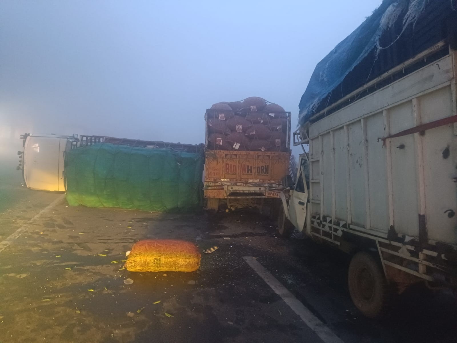 यूपी के मेरठ में घने कोहरे के कारण दिल्ली-देहरादून हाईवे पर 11 वाहन टकराए।