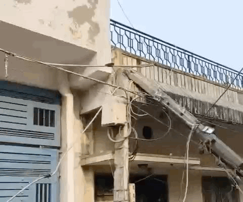 ट्रैक्टर की टक्कर के एक बिजली का पोल मकान पर जा गिरा। हादसे के बाद अफरा-तफरी मच गई।