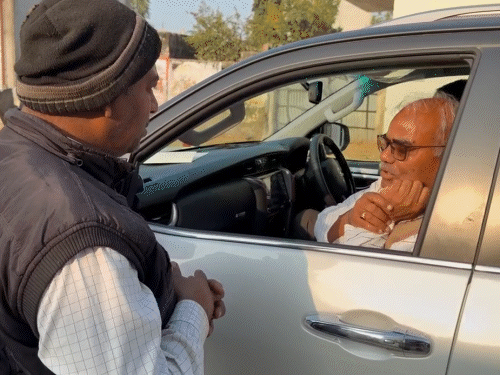 ग्रामीणों ने साफ कहा कि गांवों में ना तो कचरा लेने वाली गाड़ी आती है और ना ही सफाईकर्मी गंदगी साफ करते हैं। मजबूरी में ग्रामीणों को खुद ही नालियों और सड़कों की सफाई करनी पड़ती है।