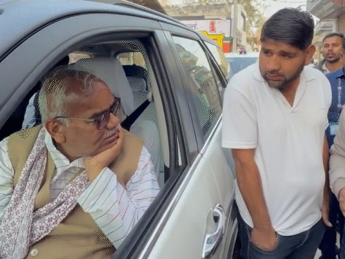 पिपराली पंचायत समिति मुख्यालय पर पॉलीथिन और कचरे के ढेर मिलने पर मंत्री दिलावर ने कार्यवाहक BDO जरनैल सिंह को मौके पर ही कड़ी फटकार लगाई।