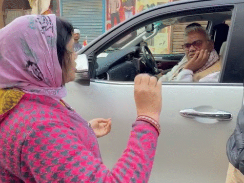 पंचायती राज मंत्री मदन दिलावर से सफाई की अव्यवस्था को लेकर शिकायत करती ग्रामीण महिला।