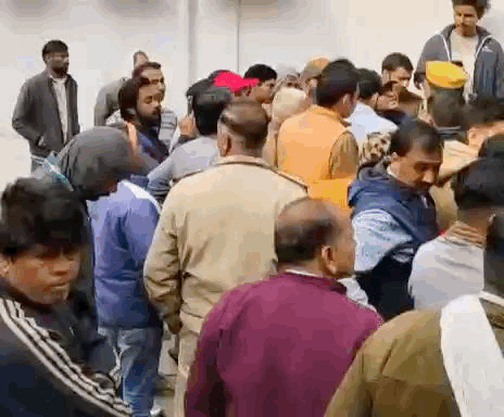 घटना के बाद मौके पर लोगों की भीड़ जमा हो गई। इसके बाद ड्राइवर और उसके साथी की भी पिटाई की।