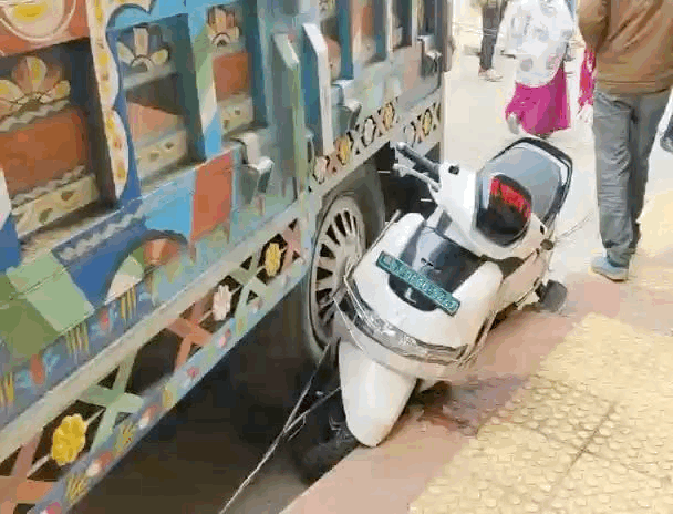 स्पीड से भागने के दौरान घर के बाहर खड़ी स्कूटी को भी टक्कर मार दी
