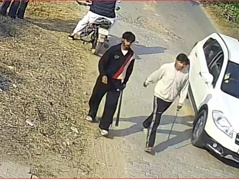 हथियारों के साथ आरोपी।