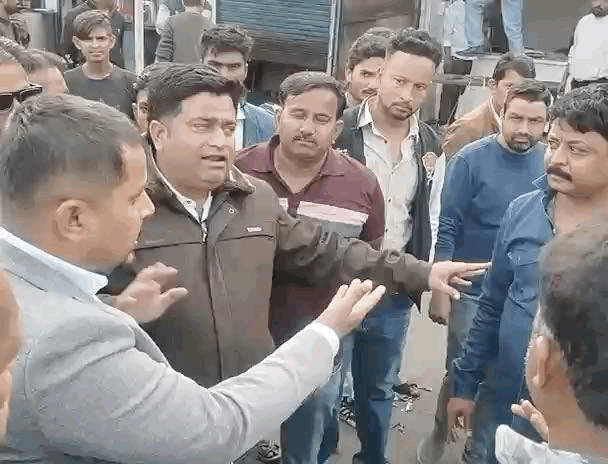 यूआईटी की टीम चित्तौड़ रोड पर अतिक्रमण हटाने पहुंची।