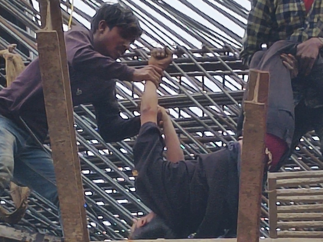 उज्जैन में बड़ा हादसा: ब्रिज के सरियों के बीच फसकर मजदूर की मौत