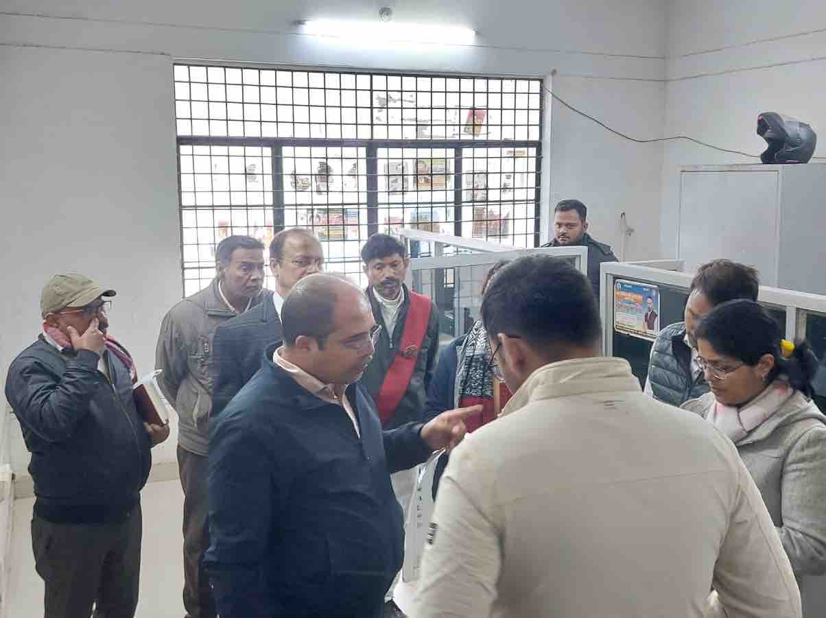 Varanasi ADM Inspects Rajatalab Tehsil, Scolds Staff Over Cleanliness ...
