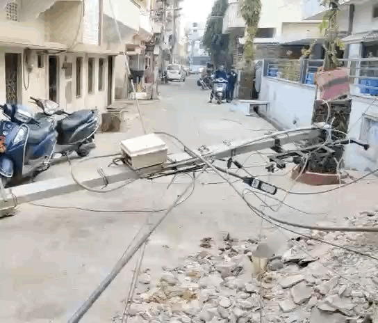 टक्कर मारने के बाद बिजली के पोल नीचे गिर गए थे। इसके बाद तार हवा में झुलते रहे।