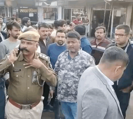 लोगों ने कार्रवाई का विरोध भी किया।