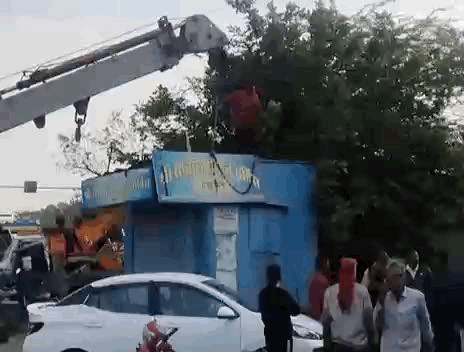 क्रेन सर्विस के केबिन को क्रेन से हटवाया गया।