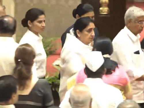 सुनेत्रा पवार शपथ लेने के लिए लोकभवन पहुंची।