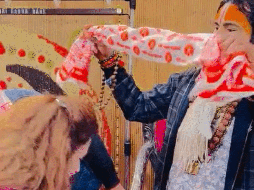 Aniruddhacharya welcoming Dr. Navjot Kaur Sidhu at Gauri Gopal Ashram
