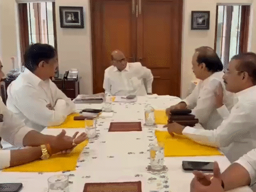 अजित-शरद की मीटिंग बारामती में 17 जनवरी को हुई थी। मुलाकात का यह वीडियो अब सामने आया है। - Dainik Bhaskar