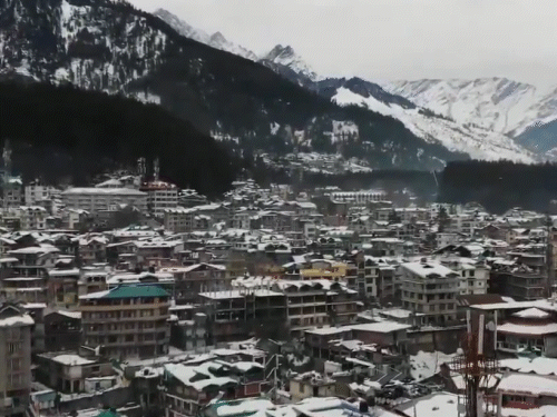 हिमाचल प्रदेश के मनाली शहर का ड्रोन विजुअल।