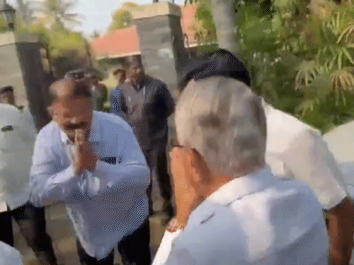 शरद के घर मीटिंग में सुनेत्रा के डिप्टी सीएम बनने को लेकर चर्चा हो सकती है।