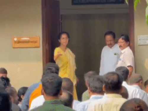 एनसीपी शरद गुट के नेता बारामती में शरद पवार के घर मीटिंग करने पहुंचे।