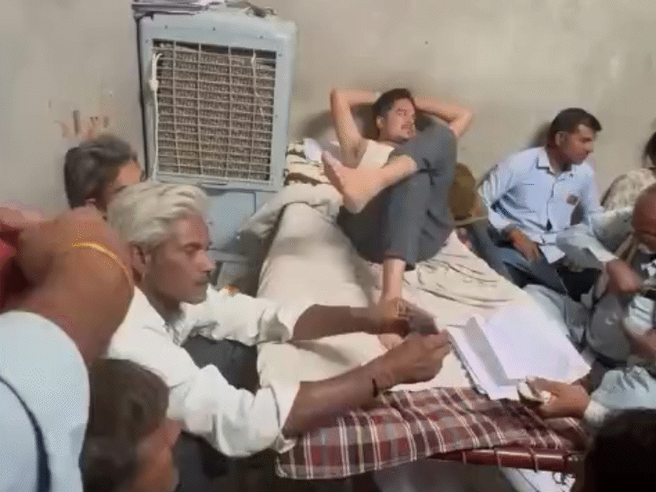 पटवारी चारपाई पर लेटा रहा, ग्रामीण पैसे इकट्टठे करके पटवारी को सौंपते रहे।