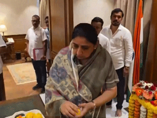 विधान भवन पहुंचकर सुनेत्रा ने अजित पवार की फोटो पर फूल चढ़ाए।