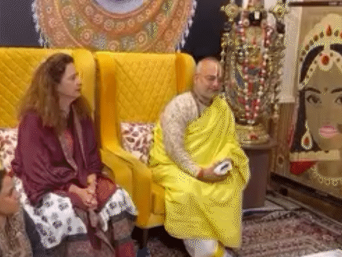 Aniruddhacharya, Dr. Navjot Kaur Sidhu and other saints talking at Gauri Gopal Ashram