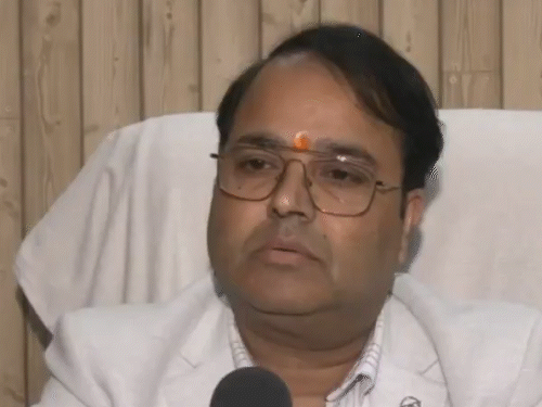 GST डिप्टी कमिश्नर प्रशांत कुमार ने 27 जनवरी को सीएम योगी के सपोर्ट में इस्तीफा दे दिया था।