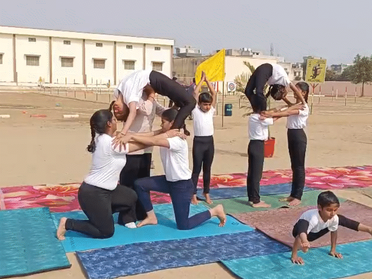 स्पोर्ट्स कॉम्प्लेक्स के उद्घाटन पर जिम्नास्टिक ग्रुप की बालिकाओं ने फीजिकल एक्सरसाइज का प्रदर्शन किया।