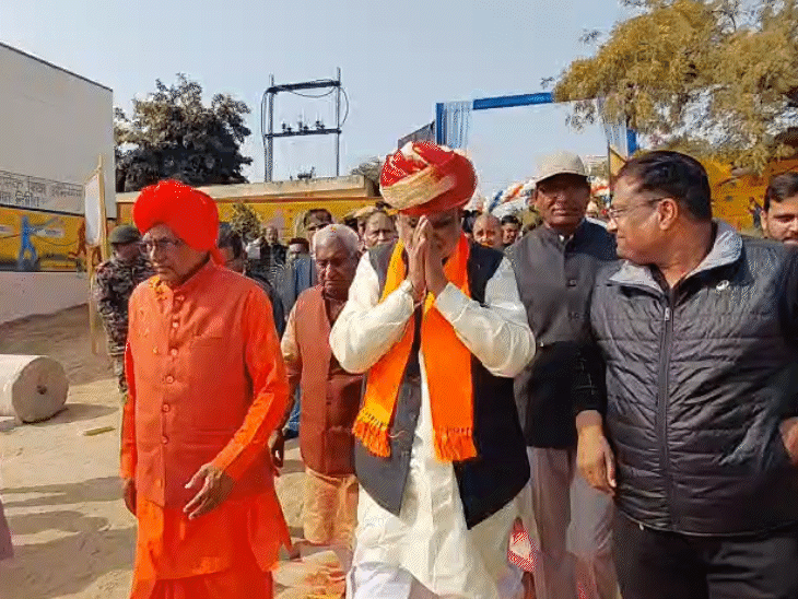 UDH राज्यमंत्री झाबर सिंह खर्रा और पूर्व सांसद स्वामी सुमेधानंद सीकर के SK स्कूल में स्पोर्ट्स कॉम्प्लेक्स के उद्घाटन के मौके पर।