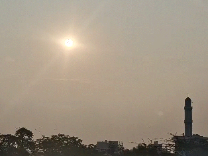 सीकर में आज न्यूनतम तापमान में मामूली बढ़ोतरी दर्ज की गई है। यहां पर न्यूनतम तापमान 7.9 डिग्री दर्ज किया गया। जबकि इससे पहले यहां 30 जनवरी को न्यूनतम तापमान 5.9 डिग्री दर्ज किया गया था।