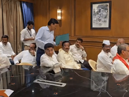 विधानभवन में एनसीपी के सभी 41 नेता मौजूद रहे।