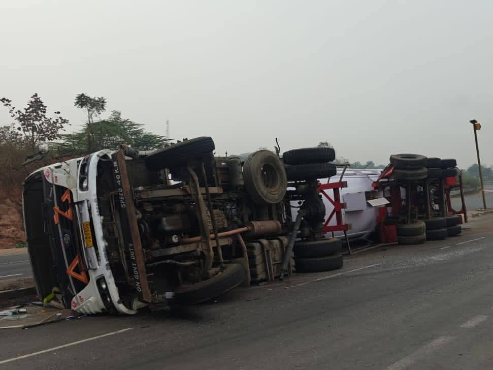 MP में इंदौर-अहमदाबाद हाईवे पर गैस टैंकर पलटा, भारी गैस रिसाव की आशंका