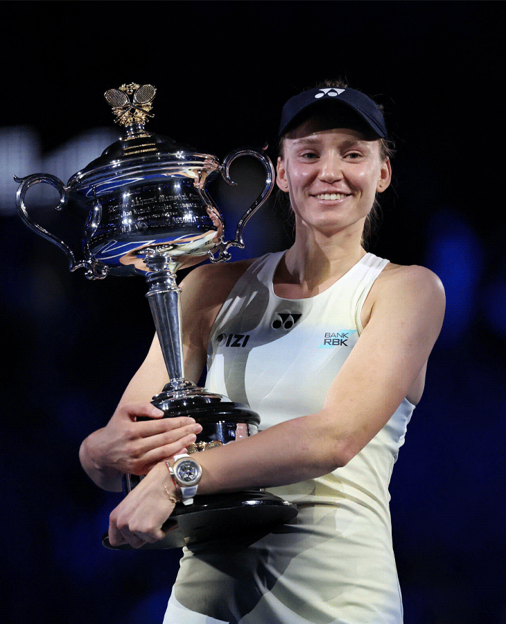 जीत सेलिब्रेट करती कजाकिस्तान की टेनिस स्टार एलिना रायबकिना।