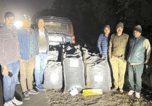 पुलिस को तस्करों की गाड़ी से 5 अलग-अलग नंबरों की फर्जी प्लेट्स मिली हैं।