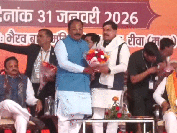 रीवा के गुढ़ में सीएम के स्वागत और उनके साथ फोटो खिंचाने की होड़ लग गई।