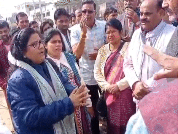 नर्मदापुरम में नपा सीएमओ और कांग्रेस नेताओं के बीच बहस हो गई।