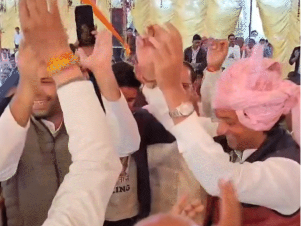 कांग्रेस विधायक जयवर्धन सिंह एक कथा के दौरान भजन पर जमकर थिरके।