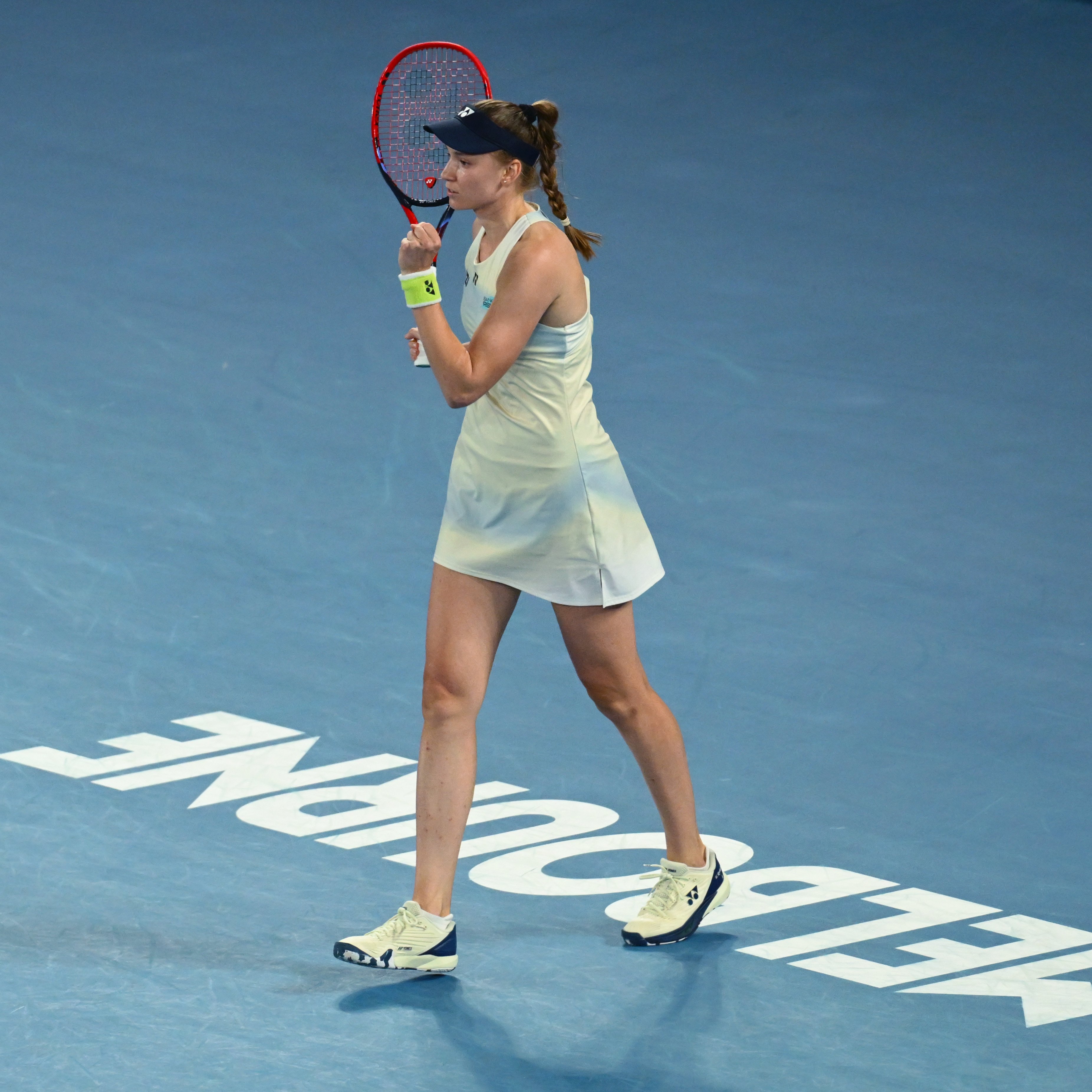 जीत सेलिब्रेट करती कजाकिस्तान की टेनिस स्टार एलिना रायबकिना।