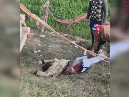 स्लैब के नीचे दबे फैजान को हाईड्रा मशीन से बाहर निकाला गया।