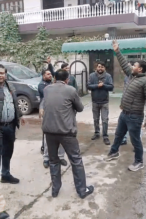 अलंकार के समर्थकों ने नारेबाजी की, डांस किया। बोले- आप संघर्ष करो, हम आपके साथ हैं।