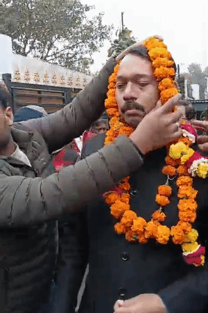 समर्थकों ने अलंकार अग्निहोत्री के पहुंचते ही नारेबाजी की- देखो-देखो शेर आया… फिर फूल मालाओं से लाद दिया।