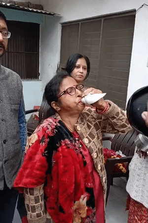 अलंकार अग्निहोत्री दरवाजे पर पहुंचे तो घर की महिलाओं ने शंखनाद किया। फिर उन्हें माला पहनाई गई।