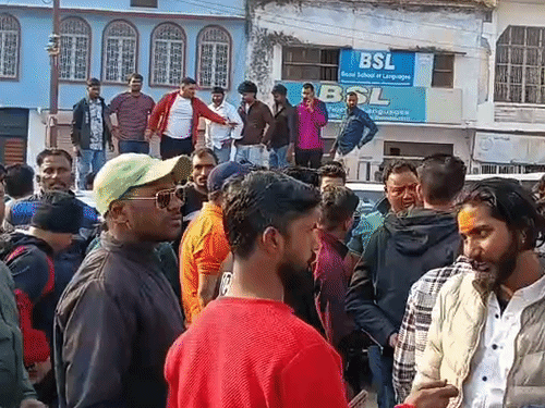 बाबा नाम हटाने को लेकर हंगामा करते बजरंग दल के कार्यकर्ता।