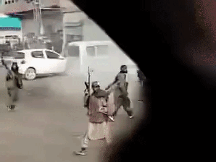 BLA ने यह वीडियो जारी किया है। उन्होंने दावा किया है कि उनके लड़ाकों ने क्वेटा के एक इलाके पर कब्जा कर लिया है। - Dainik Bhaskar