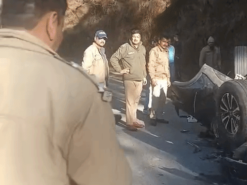 पुलिस ने मौके पर पहुंचकर रेस्क्यू अभियान चलाया।