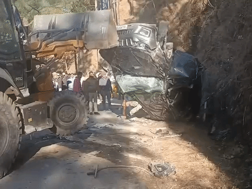 जेसीबी की मदद से घायलों को वाहन के नीचे से बाहर निकाला।